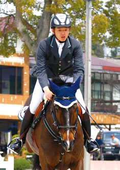 福島大輔選手とロイヤルセレクション号（JRA馬事公苑）