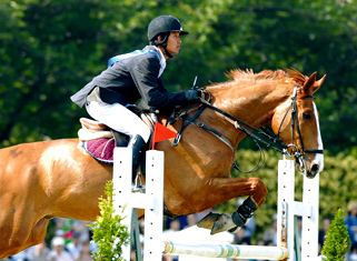 JRA 馬事公苑ホースショー中障害A優勝の北井一彰選手とカヴァンディッシュ号（アシェンダ乗馬学校）