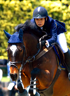 JRA馬事公苑ホースショー中障害B優勝の川口雅美選手とキンキー号（乗馬クラブフジファーム）