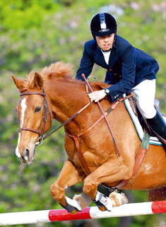 ニュースーパーカップ優勝の山守慎二選手とノックアウト号（JRA馬事公苑）