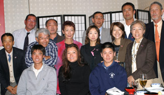 28日夜、アーヘンの日本料理屋に集まった
障害馬術３選手と家族、応援団