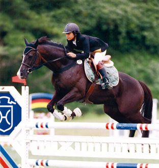 全日本障害馬術大会パート・中障害C優勝の平井亜依選手とライジングサン号（ドリームファーム）