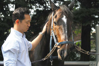 福島大輔選手とロイヤルセレクション号（JRA馬事公苑）