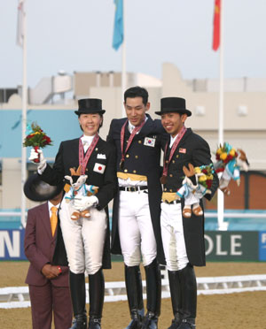 表彰台での野下由希子選手、中央金メダルのチョイ・ジュン・サン選手、右銅メダルのマレーシアのマハマド・ファティル選手