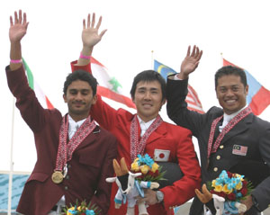 表彰台の大岩義明選手(金メダル)、左が銀のカタール アブドゥラ・アルジェイル選手、右が銅のマレーシア ハスレフ・マレク・ジェレミア選手 表彰台の大岩義明選手(金メダル)、左が銀のカタール アブドゥラ・アルジェイル選手、右が銅のマレーシア ハスレフ・マレク・ジェレミア選手