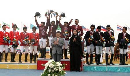 表彰台左が日本チーム（銀メダル）、中央が金のカタール、右が銅のインドネシア