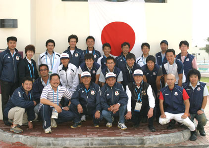11日試合終了後の日本チーム厩舎にて。障害、総合選手と米山チームリーダー、衛藤総合監督、東良障害監督、総務の茶谷さん、佐藤さん、多田装蹄師、天谷獣医師、鈴木審判員、グルームの皆さん。広田選手の頭にご注目。 11日試合終了後の日本チーム厩舎にて。障害、総合選手と米山チームリーダー、衛藤総合監督、東良障害監督、総務の茶谷さん、佐藤さん、多田装蹄師、天谷獣医師、鈴木審判員、グルームの皆さん。広田選手の頭にご注目。