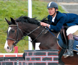 中障害B決勝　優勝　林忠寛選手／メロディーR号（北総乗馬クラブ）